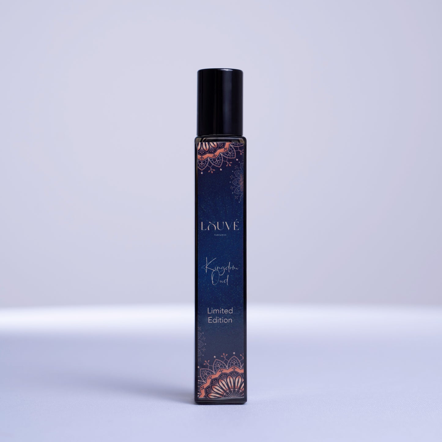 LOUVÉ Kingdom Oud Limited Edition – eleganter dunkelblauer Roll-on Duftflakon in minimalistischer Studioaufnahme